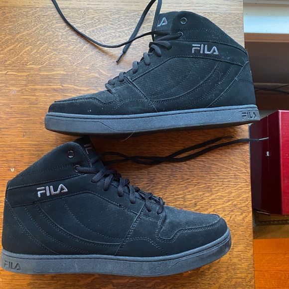 Men’s Fila athletic shoe - Picture 2 of 5